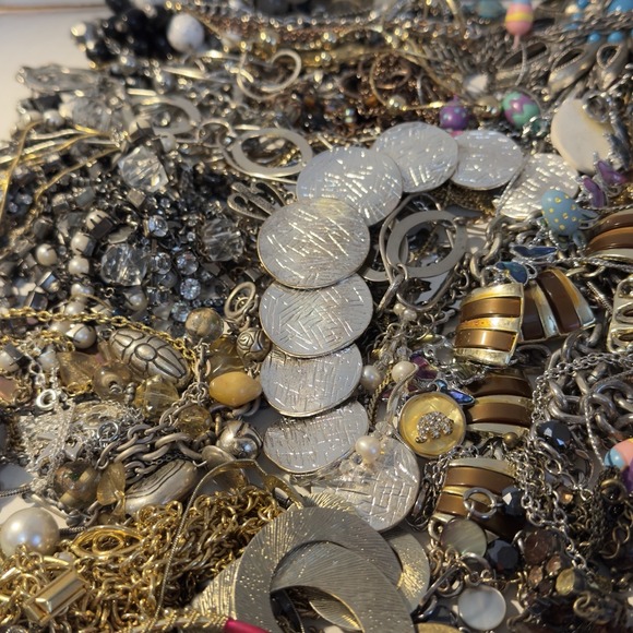4 Lb Mixed Jewelry Modern Vintage crafter lot mismatched broken Some Wearable - Picture 4 of 7